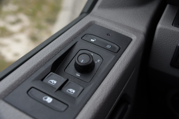 Volkswagen Transporter 2.0 TDI L2H1 30 PB Edition Camera, Cruise, Carplay, 150pk, Automaat, Multimedia, Airco, sensoren, Uniek!