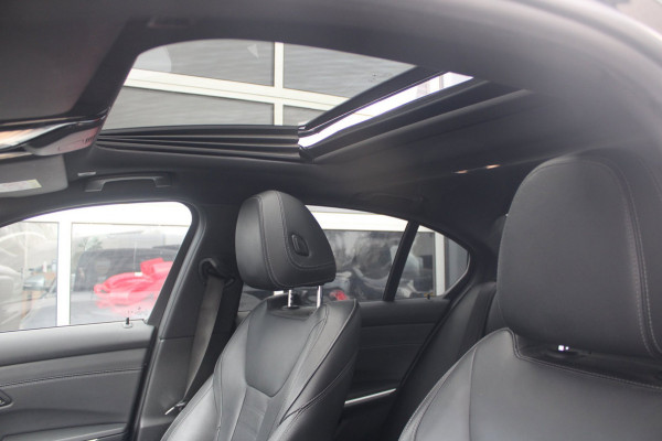 BMW 3-serie 330e xDrive M-Sport Shadow | Pano | Laser | Memory | HK | HUD