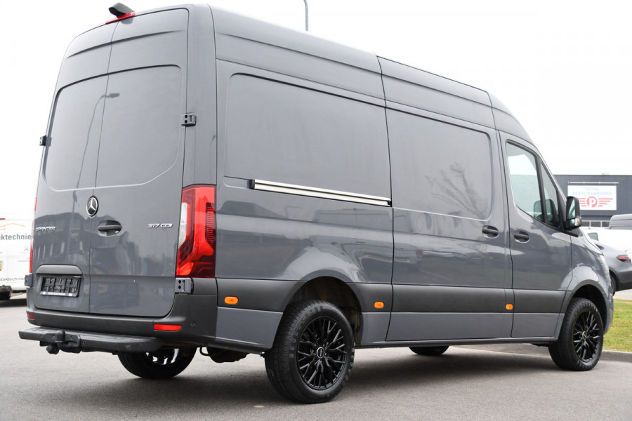 Mercedes-Benz Sprinter 317 1.9 CDI L2H2 RWD AMG Edition Camera, Cruise, Carplay, LED, Trekhaak, Automaat, Mbux, 170pk, Sensoren, Uniek!