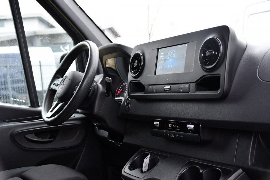 Mercedes-Benz Sprinter 317 1.9 CDI L2H2 RWD AMG Edition Camera, Cruise, Carplay, LED, Trekhaak, Automaat, Mbux, 170pk, Sensoren, Uniek!