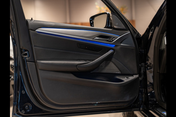 BMW 5 Serie M550i xDrive High Executive, Pano, ACC, 360 Cam, Hud, 21" Velgen, Voll Led, H&K, Ambiënte, Digi Dash, Voll Onderhoud