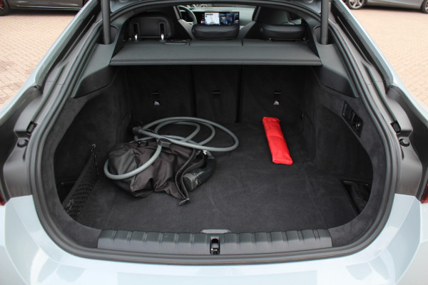 BMW i4 eDrive40 High Executive 84 kWh / SoH 93,5% / Trekhaak / 360Camera / Head-up / Leder / 19'' / Navigatie / Stoelverwarming / DAB / Cruise Control