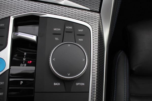 BMW i4 eDrive40 High Executive 84 kWh / SoH 93,5% / Trekhaak / 360Camera / Head-up / Leder / 19'' / Navigatie / Stoelverwarming / DAB / Cruise Control