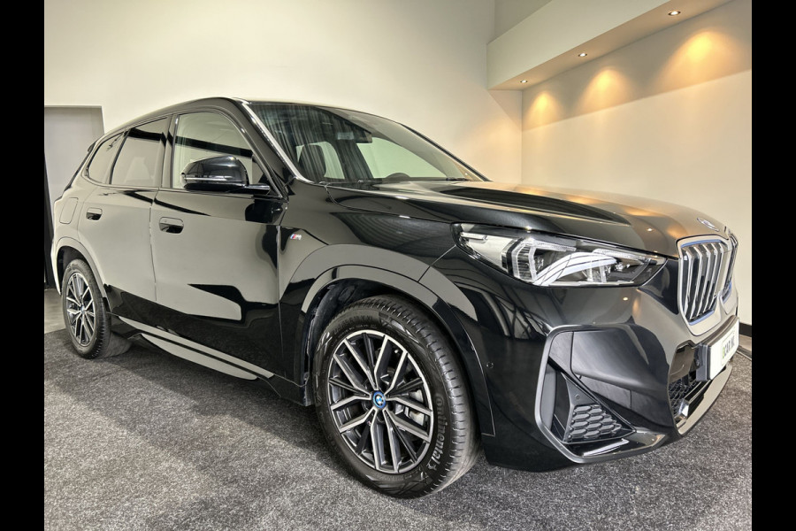 BMW iX1 xDrive30 67 kWh M Sport SOH 97,8% | Panoramadak | Sportstoelen | Leer | Travelpakket