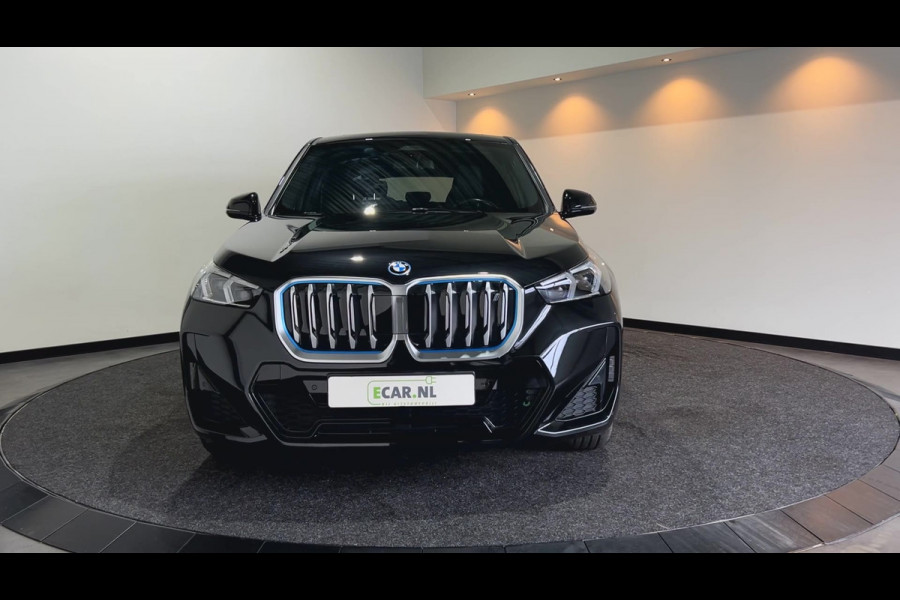 BMW iX1 xDrive30 67 kWh M Sport SOH 97,8% | Panoramadak | Sportstoelen | Leer | Travelpakket