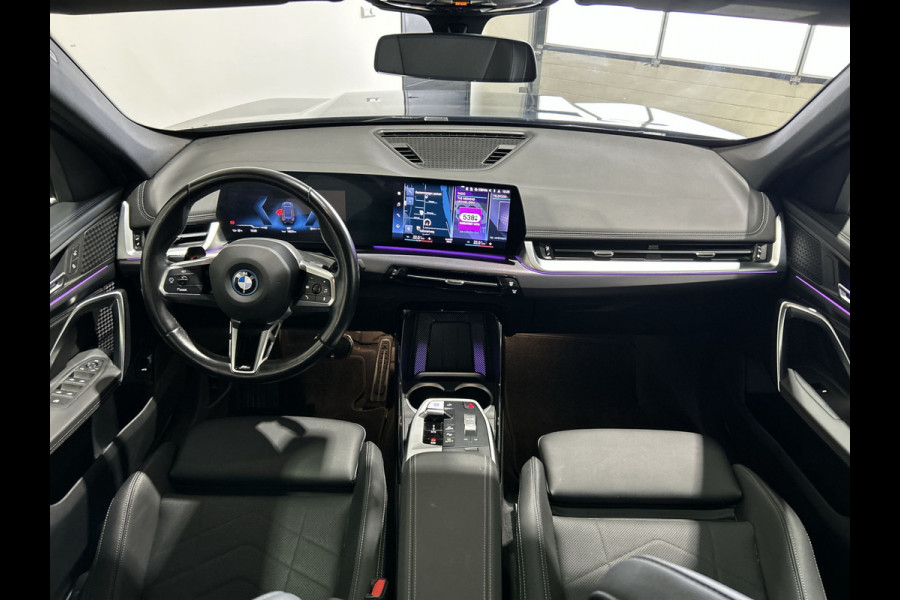 BMW iX1 xDrive30 67 kWh M Sport SOH 97,8% | Panoramadak | Sportstoelen | Leer | Travelpakket