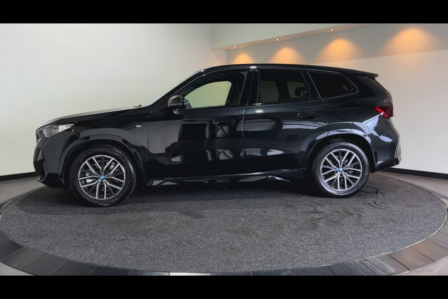 BMW iX1 xDrive30 67 kWh M Sport SOH 97,8% | Panoramadak | Sportstoelen | Leer | Travelpakket