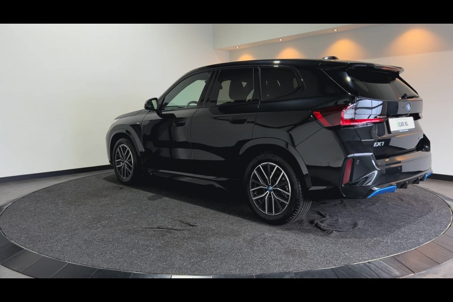 BMW iX1 xDrive30 67 kWh M Sport SOH 97,8% | Panoramadak | Sportstoelen | Leer | Travelpakket