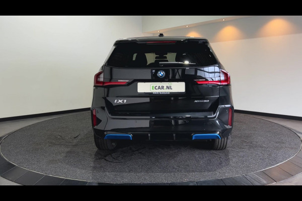 BMW iX1 xDrive30 67 kWh M Sport SOH 97,8% | Panoramadak | Sportstoelen | Leer | Travelpakket