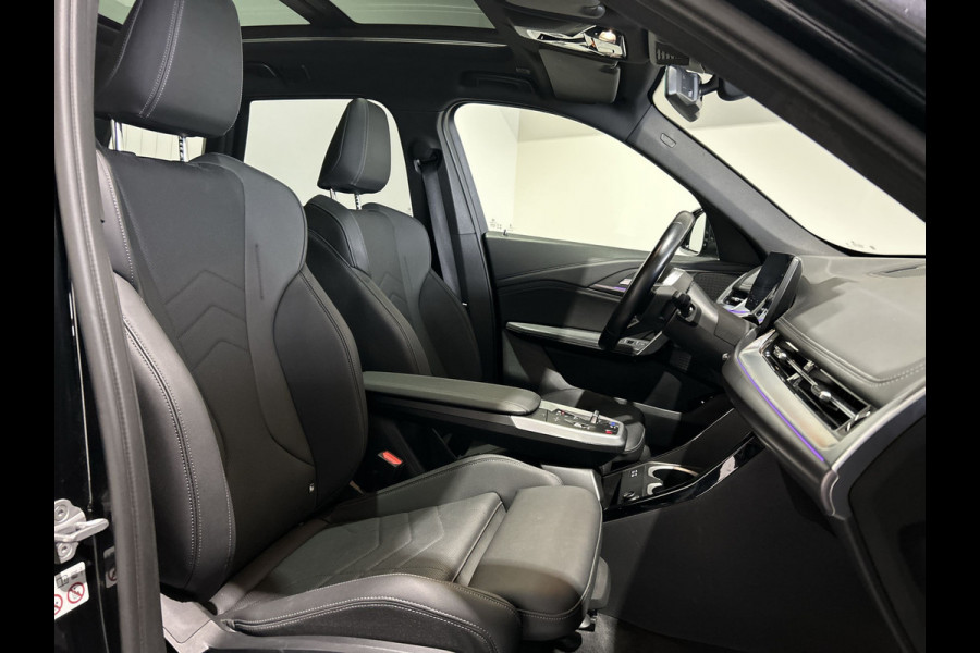 BMW iX1 xDrive30 67 kWh M Sport SOH 97,8% | Panoramadak | Sportstoelen | Leer | Travelpakket