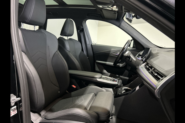BMW iX1 xDrive30 67 kWh M Sport SOH 97,8% | Panoramadak | Sportstoelen | Leer | Travelpakket