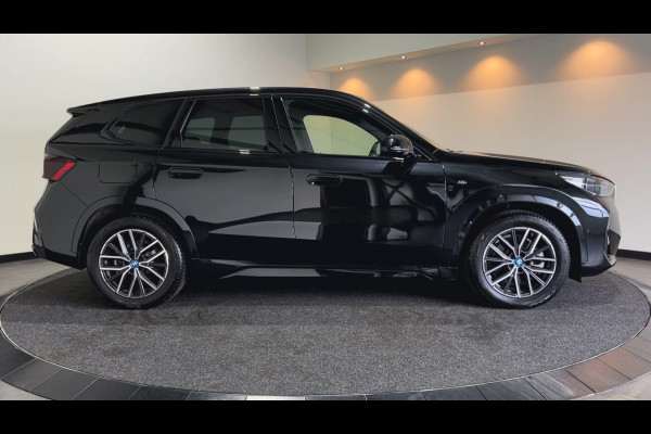 BMW iX1 xDrive30 67 kWh M Sport SOH 97,8% | Panoramadak | Sportstoelen | Leer | Travelpakket