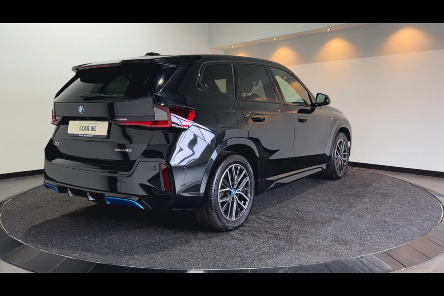 BMW iX1 xDrive30 67 kWh M Sport SOH 97,8% | Panoramadak | Sportstoelen | Leer | Travelpakket
