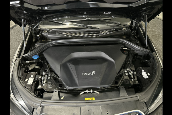 BMW iX1 xDrive30 67 kWh M Sport SOH 97,8% | Panoramadak | Sportstoelen | Leer | Travelpakket