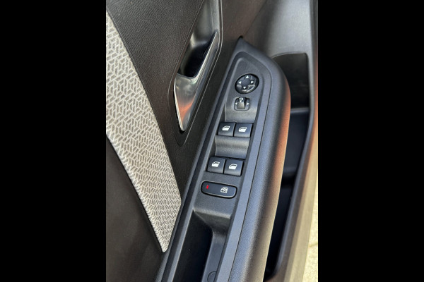 Citroën C4 1.2 PureTech Shine Pack - AUTOMAAT I Navigatie / Apple CarPlay I Airco I Sport velgen I PDC I Head-Up I Dealer onderh.