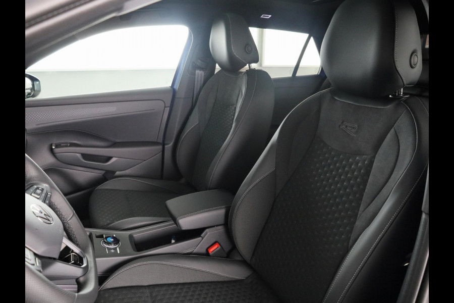 Volkswagen T-Roc R-Line First Edition 1.5 eTSI 110 kW / 150 PK SUV | Panoramaschuif-kanteldak | Assistance Pakket | Trekhaak | Black Style Pakket | Koplampverlichting matrix-led (IQ.LIGHT) | Elek. achterklep | Zwart dak