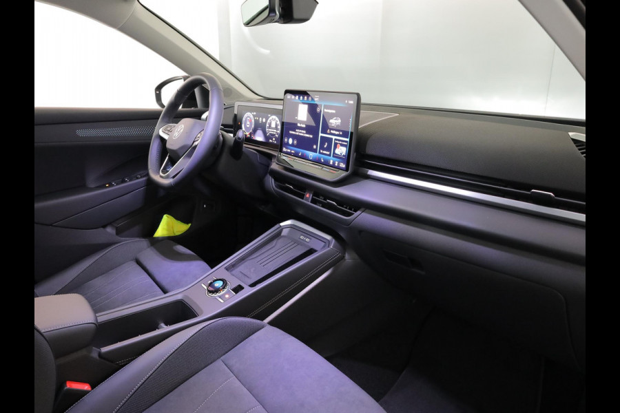 Volkswagen T-Roc Style First Edition 1.5 eTSI 85 kW / 116 PK SUV 7 | Assistance Pakket | Trekhaak | Elek. achterklep |  Velgen 'Vancouver', 19 inch lichtmetaal | Zwart dak