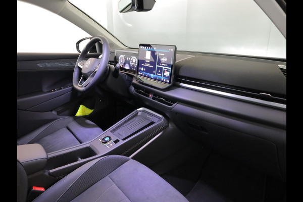 Volkswagen T-Roc Style First Edition 1.5 eTSI 85 kW / 116 PK SUV 7 | Assistance Pakket | Trekhaak | Elek. achterklep |  Velgen 'Vancouver', 19 inch lichtmetaal | Zwart dak