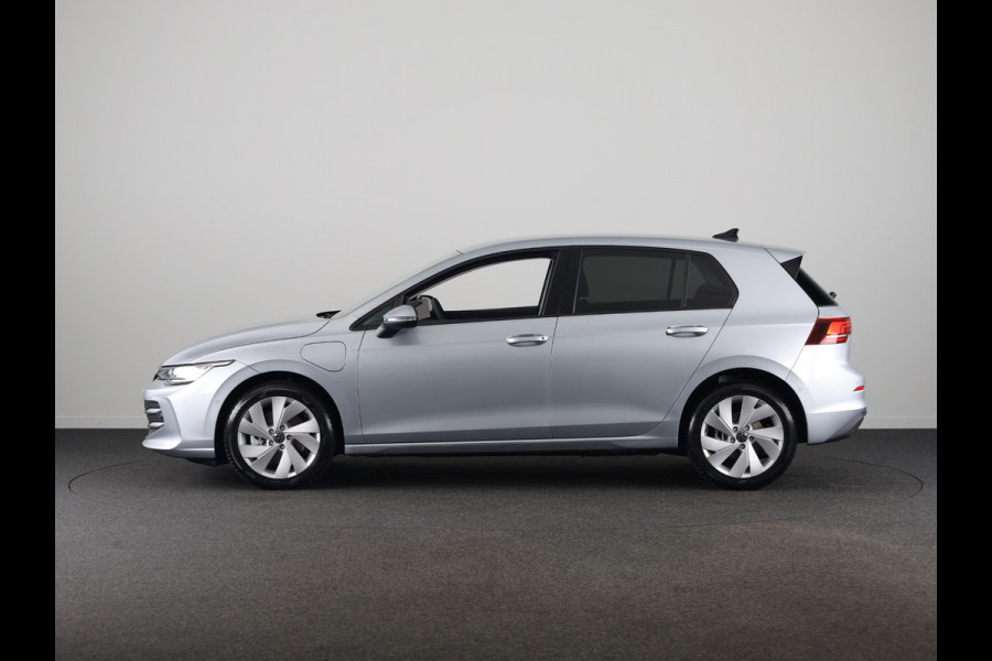 Volkswagen Golf Life Edition 1.5 eHybrid 204 PK | 17 "LM velgen | Stoel & Stuurverwarming | Camera |