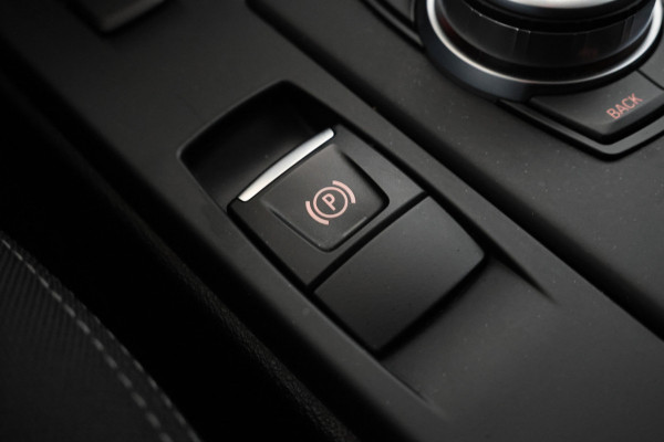 BMW X1 sDrive18d High Executive Automaat, Panorama dak, Navigatie