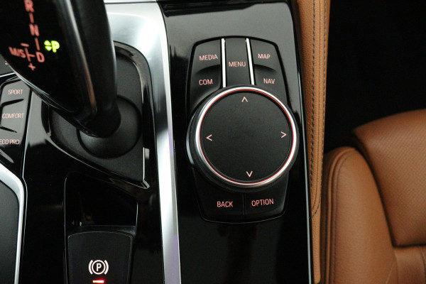 BMW 5 Serie 530i High Executive (PANORAMADAK, SFEERVERLICHTING, STOELVERWARMING/VENTILATIE, ELEKTR STOELEN)