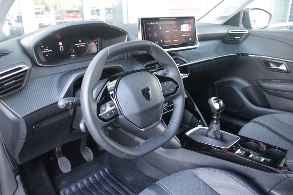 Peugeot 208 1.2 100PK ALLURE | PARKEERSENSOREN VOOR + ACHTER | DRAADLOZE APPLE CARPLAY/ANDROID AUTO | CRUISE CONTROL | DAB+ RADIO | CLIMATE CONTROL | LED KOPLAMPEN | LICHTMETALEN VELGEN 16" |