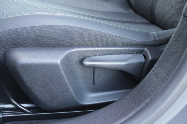 Peugeot 208 1.2 100PK ALLURE | PARKEERSENSOREN VOOR + ACHTER | DRAADLOZE APPLE CARPLAY/ANDROID AUTO | CRUISE CONTROL | DAB+ RADIO | CLIMATE CONTROL | LED KOPLAMPEN | LICHTMETALEN VELGEN 16" |