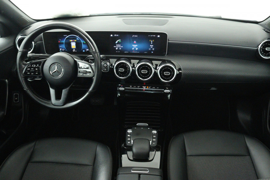 Mercedes-Benz CLA-Klasse 180 Business Solution (PANORAMADAK, TREKHAAK, CAMERA, CRUISE CONTROL, PARKEERSENSOREN)