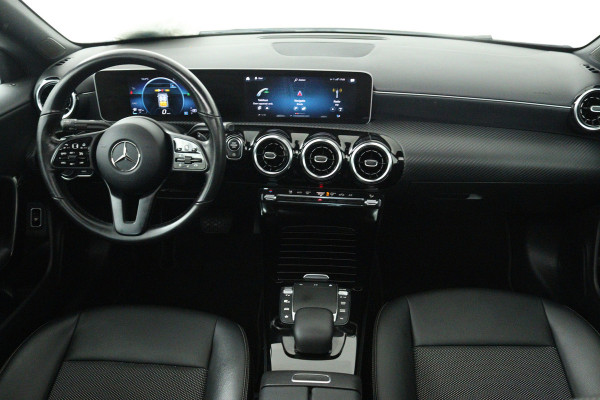 Mercedes-Benz CLA-Klasse 180 Business Solution (PANORAMADAK, TREKHAAK, CAMERA, CRUISE CONTROL, PARKEERSENSOREN)