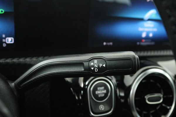 Mercedes-Benz CLA-Klasse 180 Business Solution (PANORAMADAK, TREKHAAK, CAMERA, CRUISE CONTROL, PARKEERSENSOREN)
