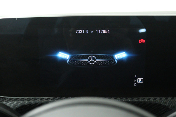 Mercedes-Benz CLA-Klasse 180 Business Solution (PANORAMADAK, TREKHAAK, CAMERA, CRUISE CONTROL, PARKEERSENSOREN)