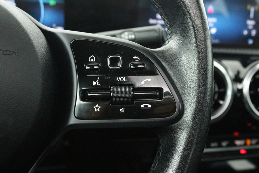 Mercedes-Benz CLA-Klasse 180 Business Solution (PANORAMADAK, TREKHAAK, CAMERA, CRUISE CONTROL, PARKEERSENSOREN)