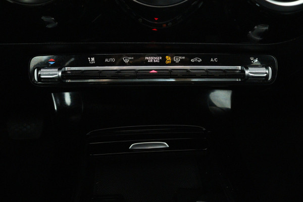 Mercedes-Benz CLA-Klasse 180 Business Solution (PANORAMADAK, TREKHAAK, CAMERA, CRUISE CONTROL, PARKEERSENSOREN)
