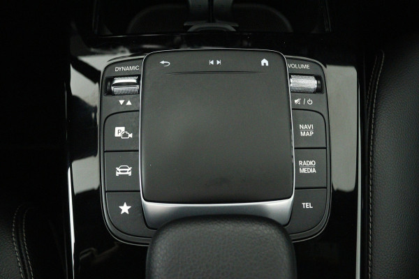 Mercedes-Benz CLA-Klasse 180 Business Solution (PANORAMADAK, TREKHAAK, CAMERA, CRUISE CONTROL, PARKEERSENSOREN)