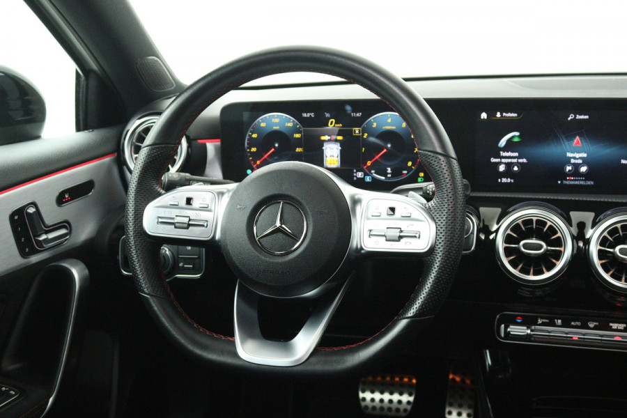 Mercedes-Benz A-Klasse 180 Business Solution AMG (PANORAMADAK, STOELVERWARMING, CAMERA, ELEKTR STOELEN, NAVIGATIE, CRUISE CONTROL)