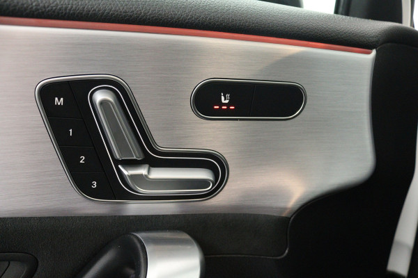 Mercedes-Benz A-Klasse 180 Business Solution AMG (PANORAMADAK, STOELVERWARMING, CAMERA, ELEKTR STOELEN, NAVIGATIE, CRUISE CONTROL)