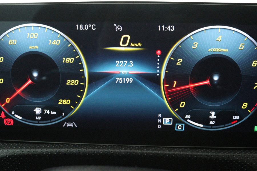 Mercedes-Benz A-Klasse 180 Business Solution AMG (PANORAMADAK, STOELVERWARMING, CAMERA, ELEKTR STOELEN, NAVIGATIE, CRUISE CONTROL)