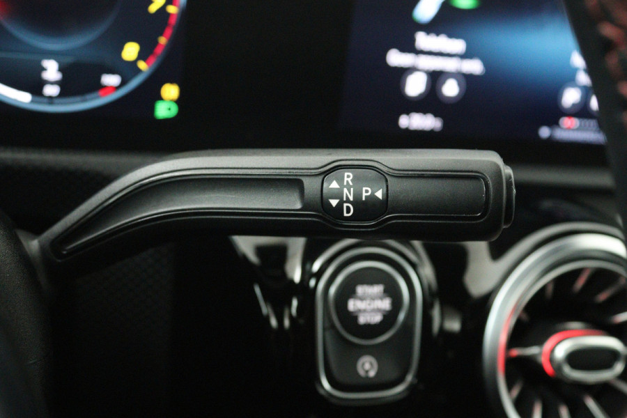 Mercedes-Benz A-Klasse 180 Business Solution AMG (PANORAMADAK, STOELVERWARMING, CAMERA, ELEKTR STOELEN, NAVIGATIE, CRUISE CONTROL)