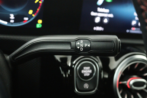 Mercedes-Benz A-Klasse 180 Business Solution AMG (PANORAMADAK, STOELVERWARMING, CAMERA, ELEKTR STOELEN, NAVIGATIE, CRUISE CONTROL)