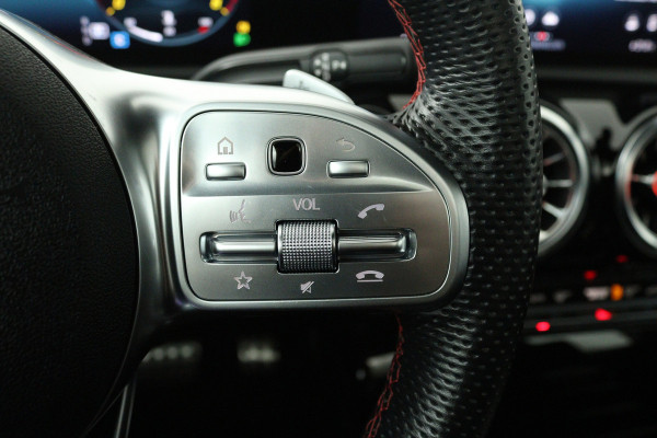 Mercedes-Benz A-Klasse 180 Business Solution AMG (PANORAMADAK, STOELVERWARMING, CAMERA, ELEKTR STOELEN, NAVIGATIE, CRUISE CONTROL)