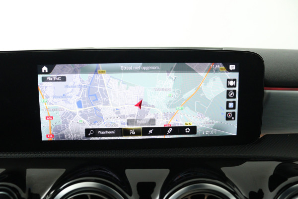 Mercedes-Benz A-Klasse 180 Business Solution AMG (PANORAMADAK, STOELVERWARMING, CAMERA, ELEKTR STOELEN, NAVIGATIE, CRUISE CONTROL)