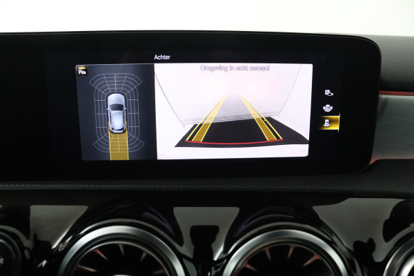 Mercedes-Benz A-Klasse 180 Business Solution AMG (PANORAMADAK, STOELVERWARMING, CAMERA, ELEKTR STOELEN, NAVIGATIE, CRUISE CONTROL)