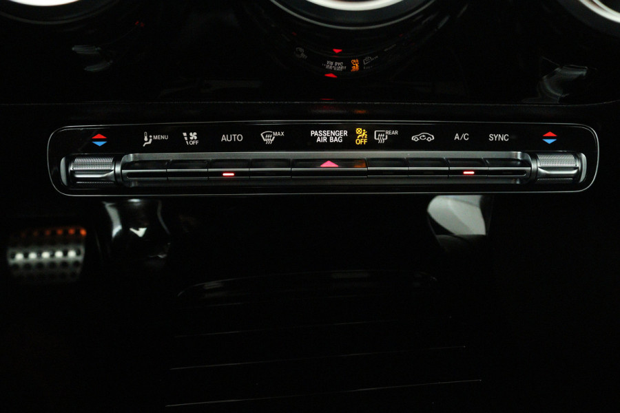 Mercedes-Benz A-Klasse 180 Business Solution AMG (PANORAMADAK, STOELVERWARMING, CAMERA, ELEKTR STOELEN, NAVIGATIE, CRUISE CONTROL)