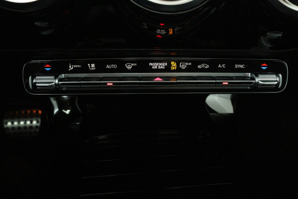 Mercedes-Benz A-Klasse 180 Business Solution AMG (PANORAMADAK, STOELVERWARMING, CAMERA, ELEKTR STOELEN, NAVIGATIE, CRUISE CONTROL)