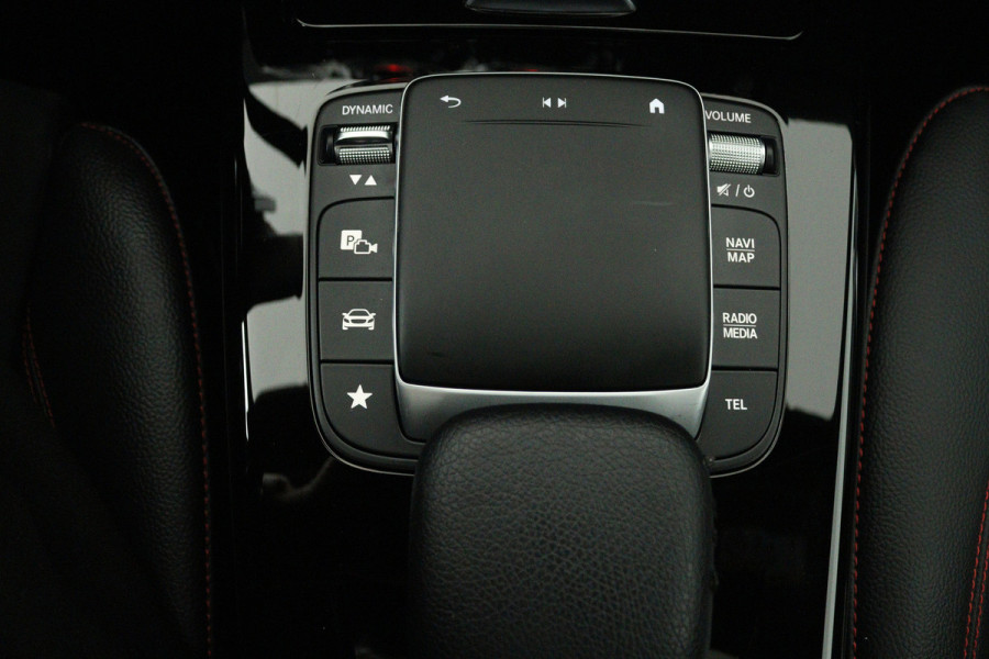 Mercedes-Benz A-Klasse 180 Business Solution AMG (PANORAMADAK, STOELVERWARMING, CAMERA, ELEKTR STOELEN, NAVIGATIE, CRUISE CONTROL)