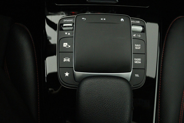 Mercedes-Benz A-Klasse 180 Business Solution AMG (PANORAMADAK, STOELVERWARMING, CAMERA, ELEKTR STOELEN, NAVIGATIE, CRUISE CONTROL)