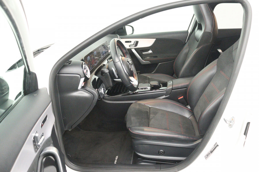 Mercedes-Benz A-Klasse 180 Business Solution AMG (PANORAMADAK, STOELVERWARMING, CAMERA, ELEKTR STOELEN, NAVIGATIE, CRUISE CONTROL)