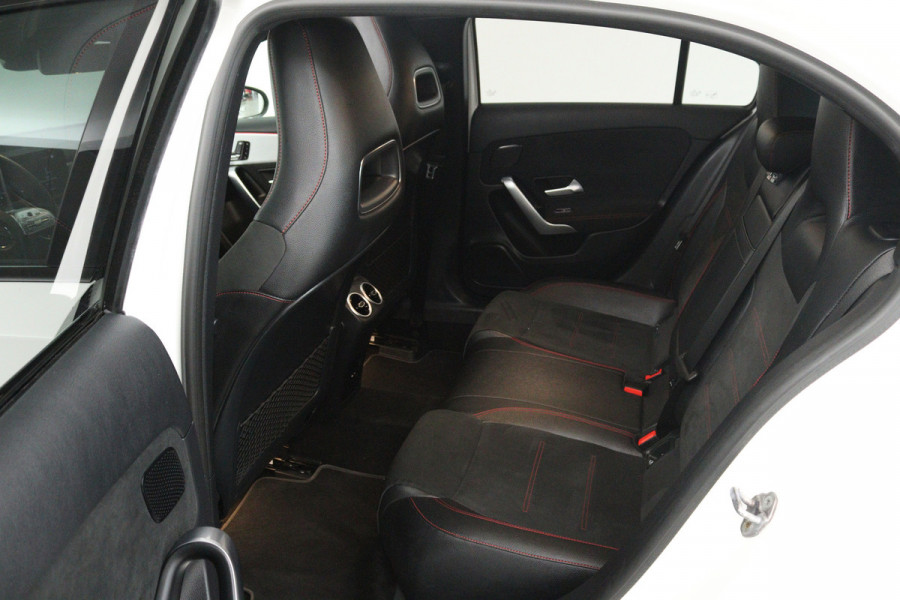 Mercedes-Benz A-Klasse 180 Business Solution AMG (PANORAMADAK, STOELVERWARMING, CAMERA, ELEKTR STOELEN, NAVIGATIE, CRUISE CONTROL)