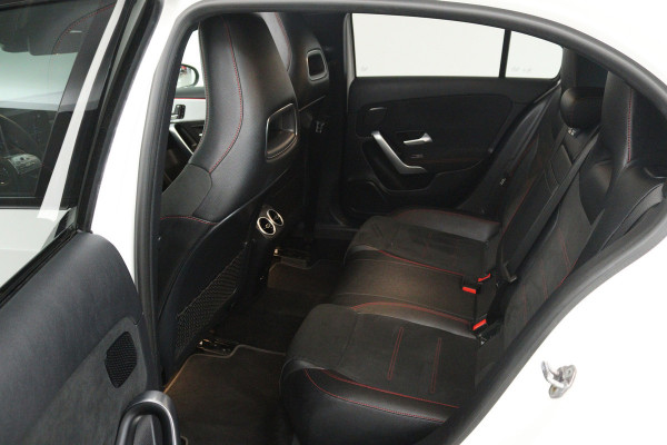 Mercedes-Benz A-Klasse 180 Business Solution AMG (PANORAMADAK, STOELVERWARMING, CAMERA, ELEKTR STOELEN, NAVIGATIE, CRUISE CONTROL)