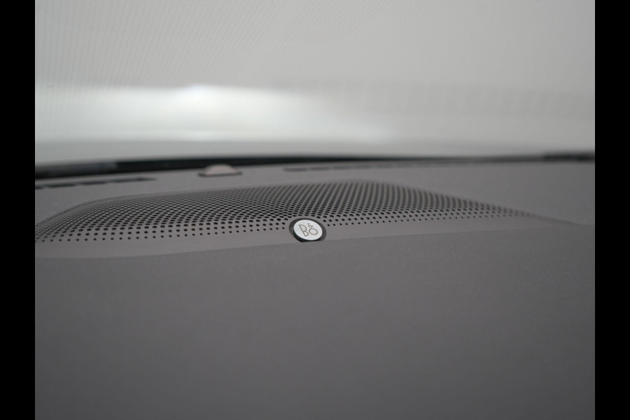 Ford Kuga 2.5 Vignale PHEV 225pk Dealer O.H | Panodak | Head Up | Bang & Olufsen Sound | Adaptive Cruise | 360 Camera | Lederen Sportstoelen Memory & Verwarmd | Keyless | Pilot Assist | Blis | Apple Carplay | Navigatie | Virtual | DAB  Plug In Hybrid |